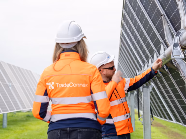 Two tradeconnex workers on site on a solar farm